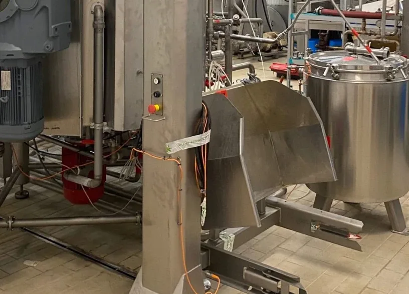Cuve inox et tuyauteries dans un atelier agroalimentaire