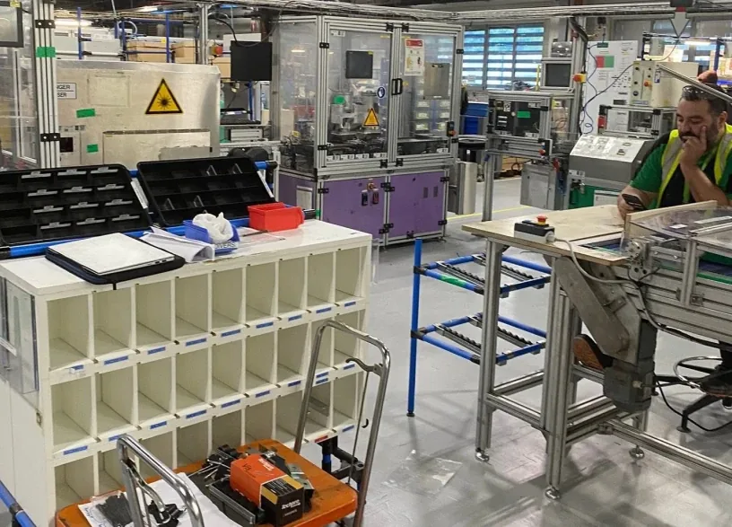 Atelier de production avec établis et équipements techniques