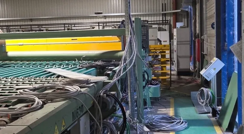 Ligne de production avec chemins de câbles et éclairage industriel