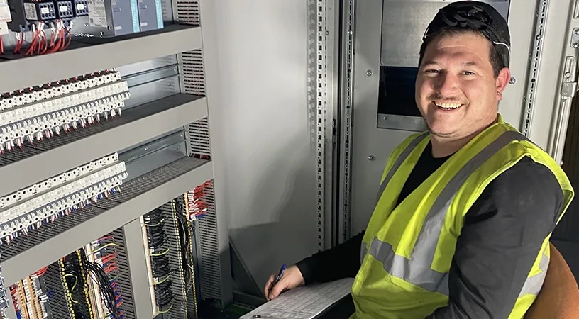 Laurent Dimonte devant une armoire électrique ouverte