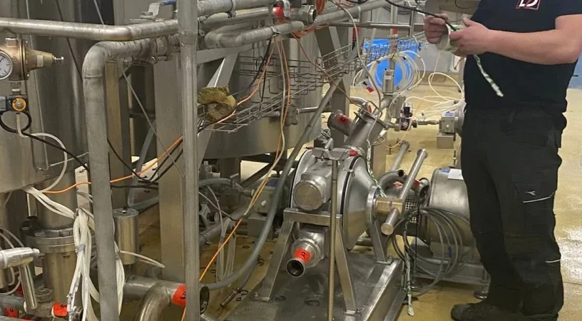 Cuve inox et tuyauteries en cours d'intervention