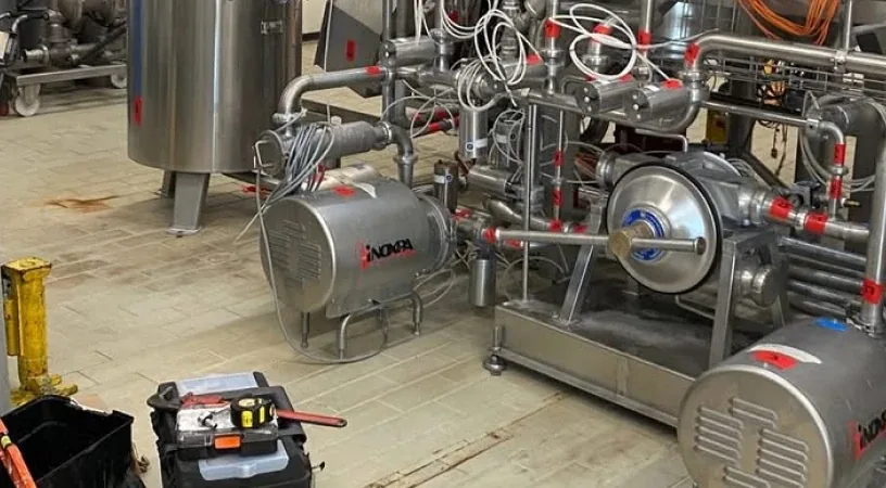 Cuves et échangeurs en acier inoxydable dans un atelier