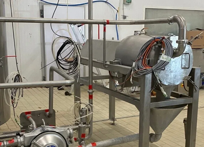 Ensemble cuve et échangeur inox monté sur châssis