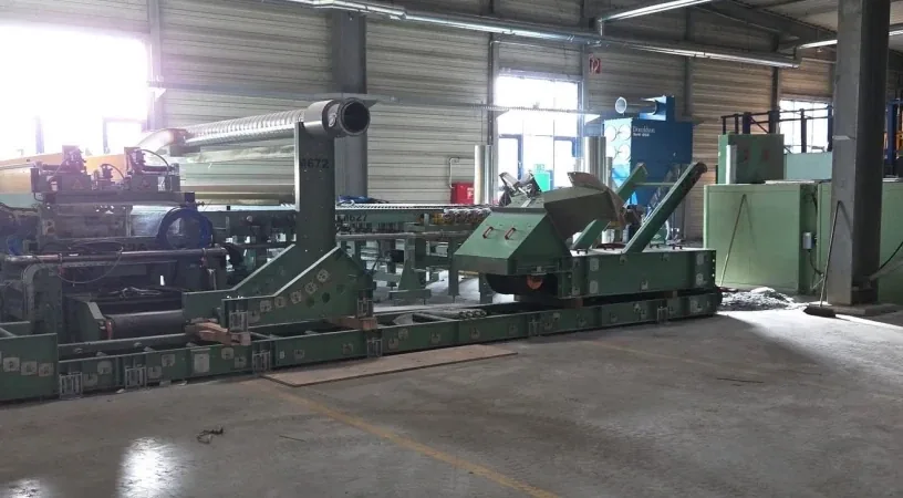 Atelier de machines-outils aligné le long d'une travée