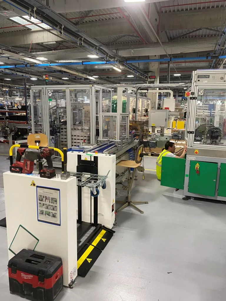 Allée d'usine bordée de machines de production